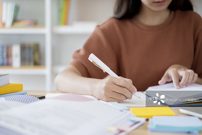 拼贴风格的女人在读书图片素材