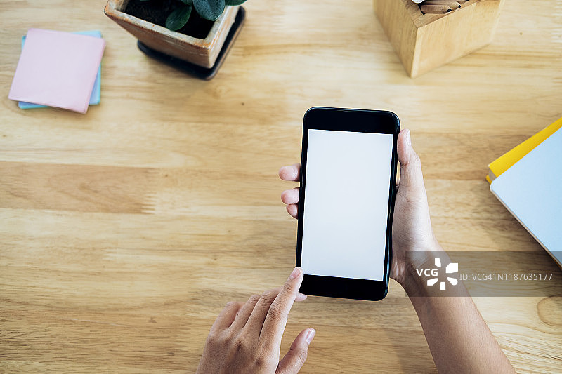 男人手持智能手机的特写图片素材