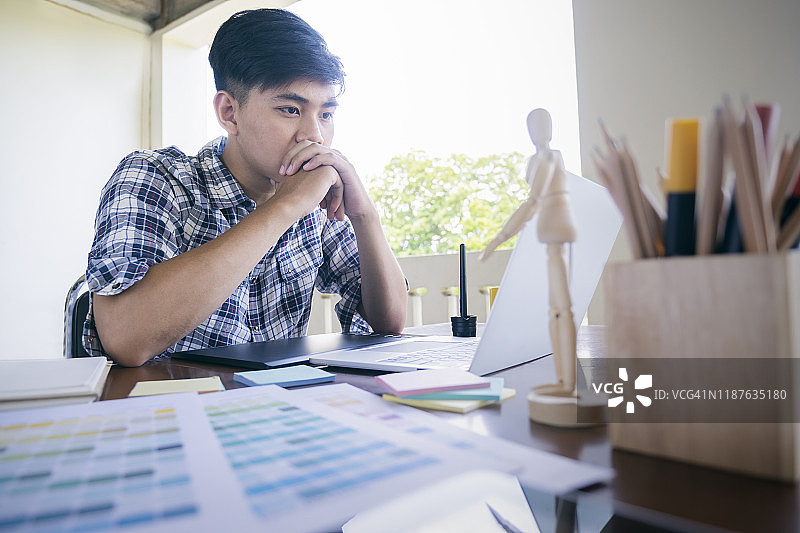 办公桌上的平面设计素材、色板和笔图片素材