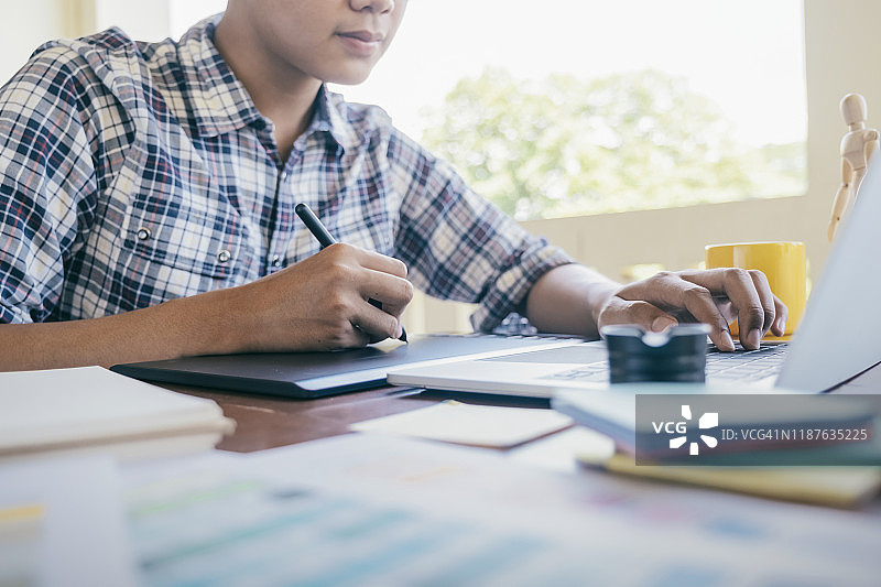 办公桌上的平面设计素材、色板和笔图片素材