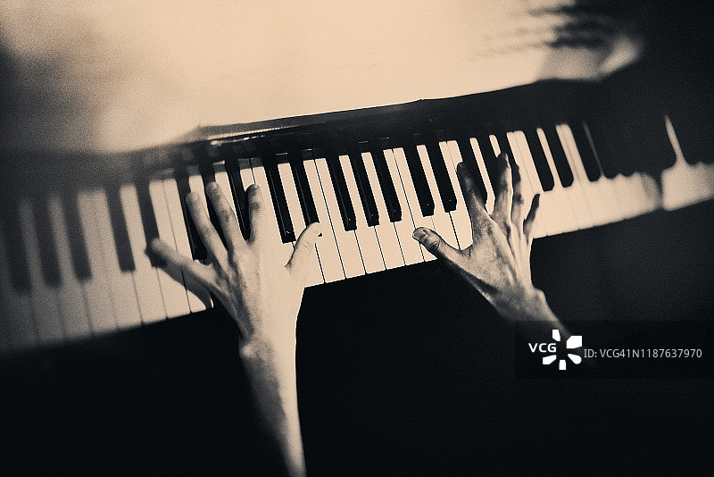 钢琴演奏者图片素材