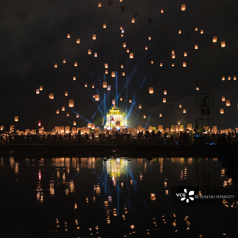 清迈灯笼节上在空中飞舞的灯笼图片素材