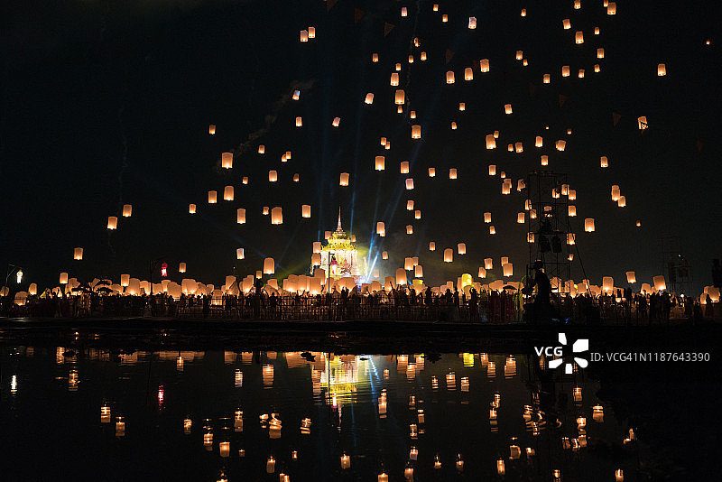 清迈灯笼节上在空中飞舞的灯笼图片素材