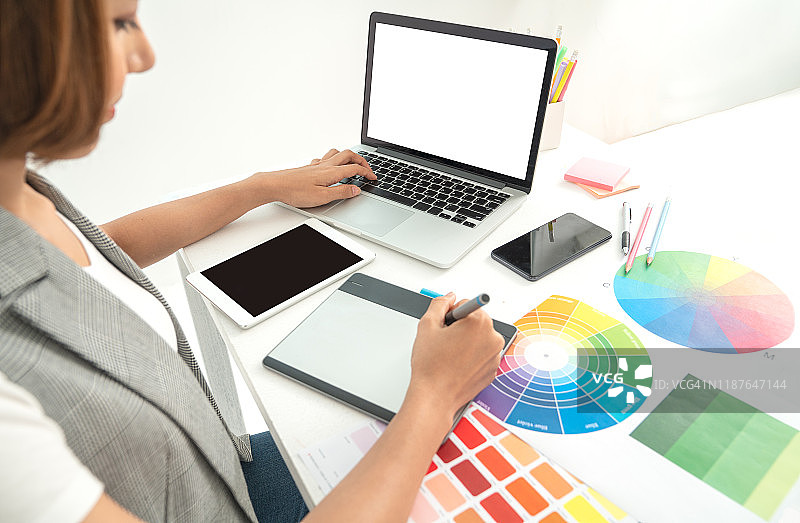 图形设计师工作场景：色板样品，在绘图板上绘画，创意编辑理念图片素材