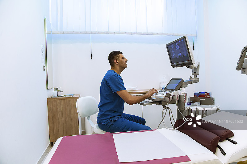 医生用乳房X光照片检查乳房图片素材