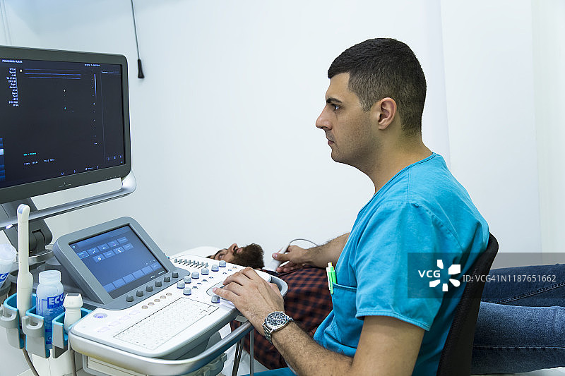 医生用超声波仪器检查甲状腺图片素材