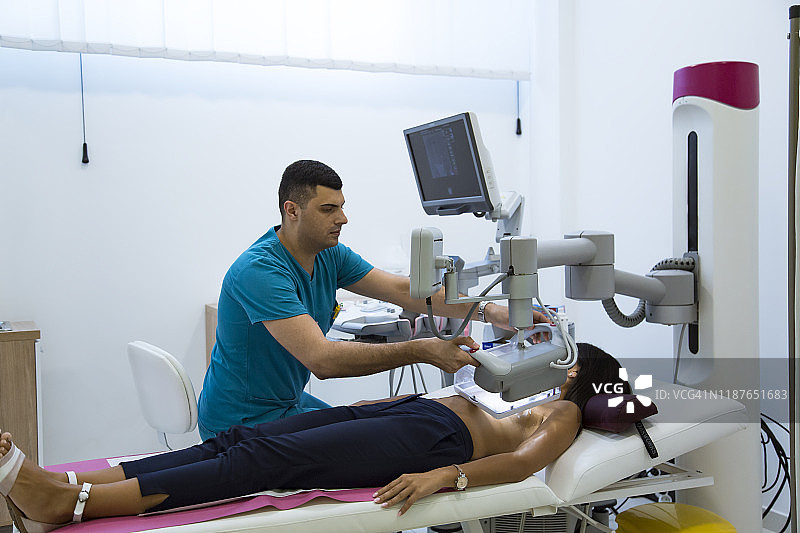 医生用乳房X光照片检查乳房图片素材