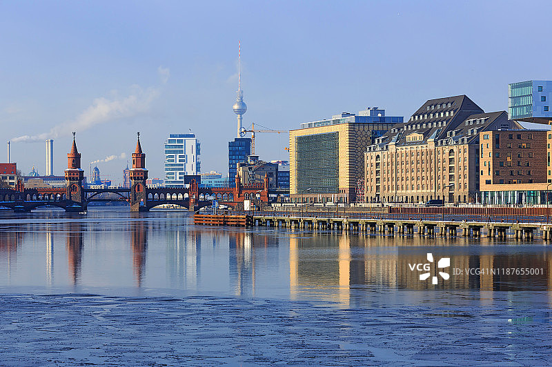 德国柏林弗里德里希斯海因-克罗伊茨贝格区的冬天图片素材