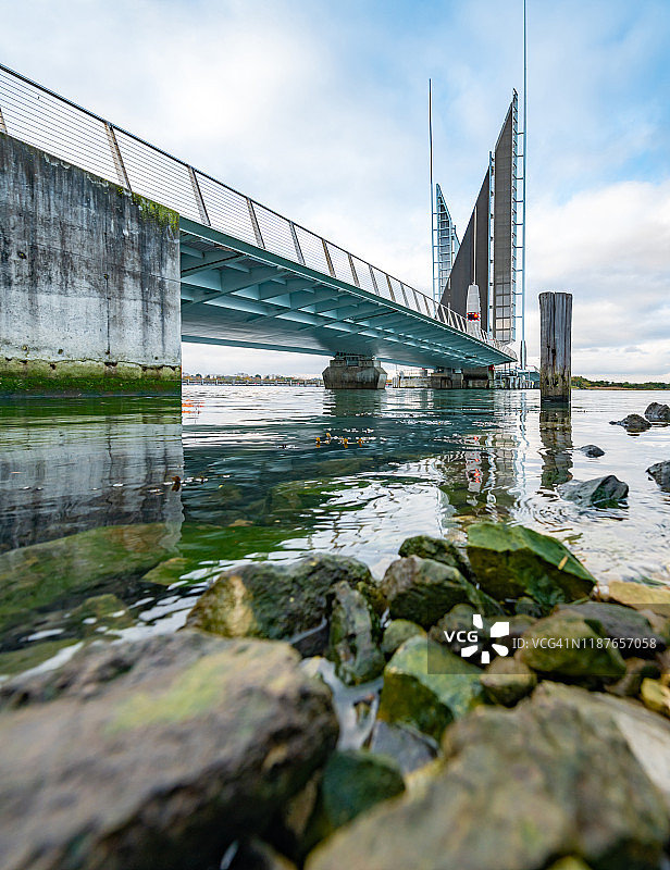 从普尔港岸边拍摄的双帆桥图片素材