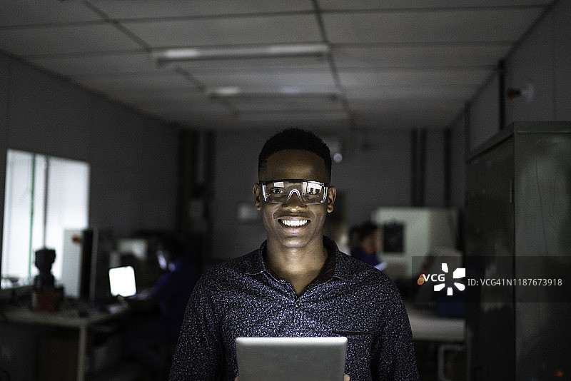 手持平板电脑的年轻产业工人图片素材