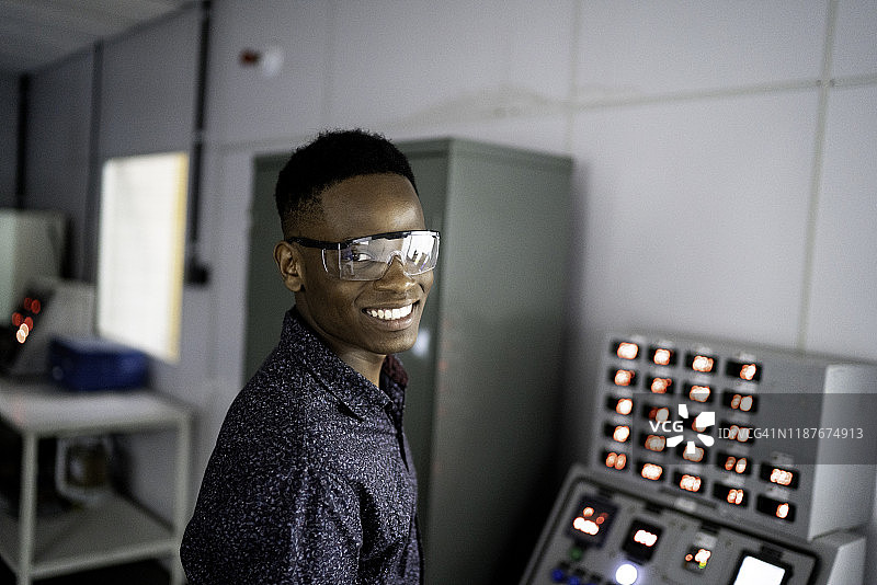 年轻员工在工业领域图片素材