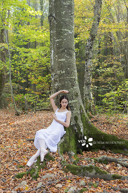 芭蕾舞女孩在土耳其泰基尔达自然公园伸展运动图片素材