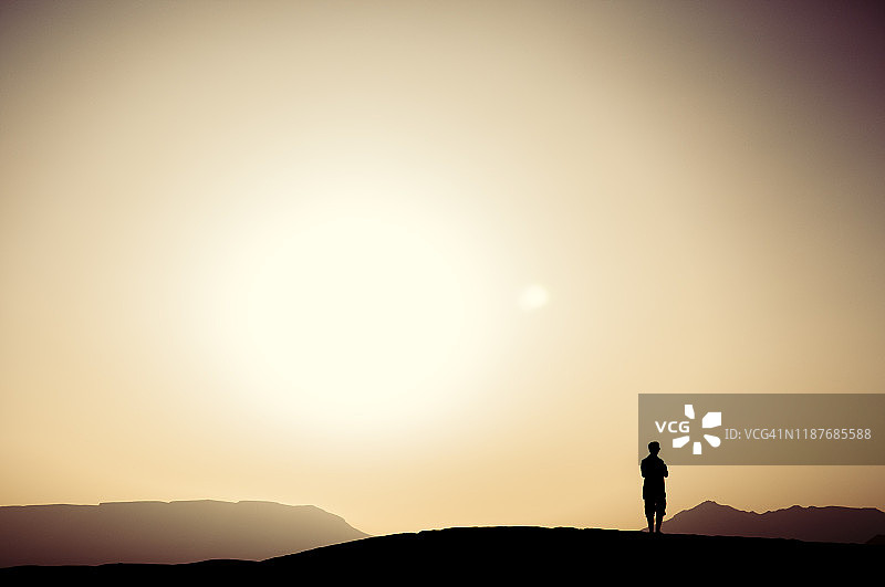 观看撒哈拉沙漠的日出图片素材