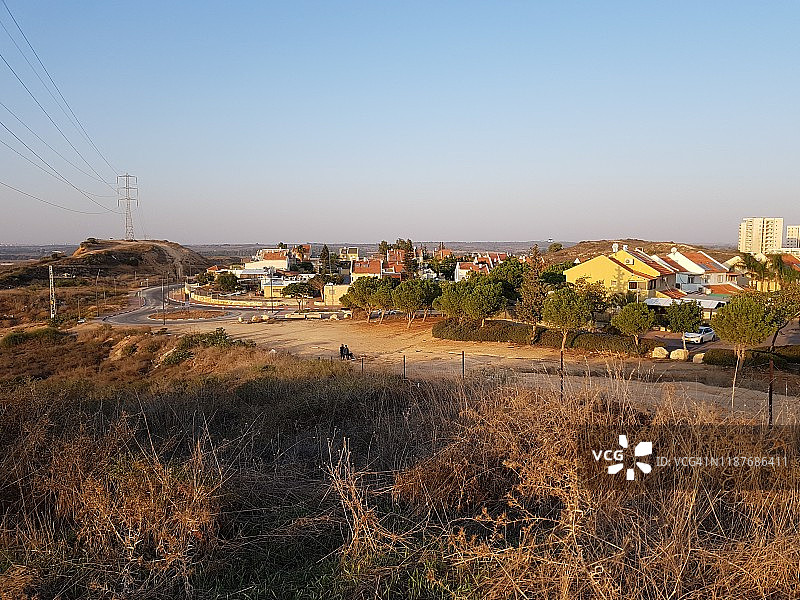 斯代罗特：面向加沙地带的山丘和房屋图片素材