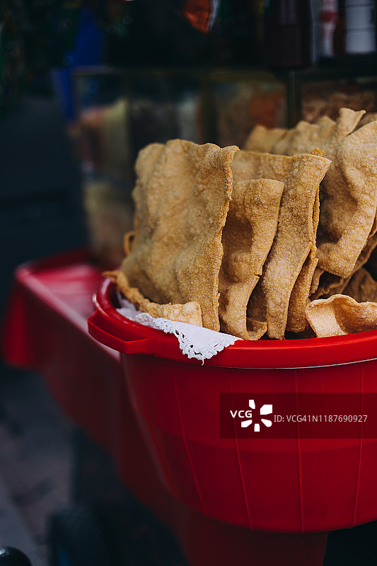 红色塑料管中的油炸猪肉图片素材