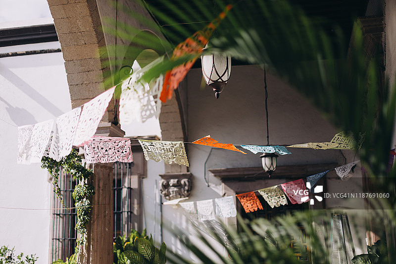 墨西哥克雷塔罗的彩色剪纸花环图片素材