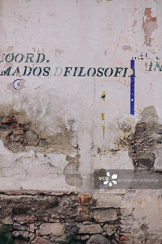 石膏脱落和不同油漆层的墙壁图片素材