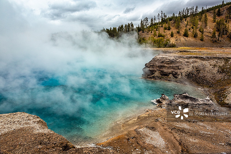 黄石公园中途间歇泉盆地卓越间歇泉图片素材