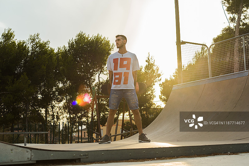 年轻男人在滑板场玩滑板图片素材