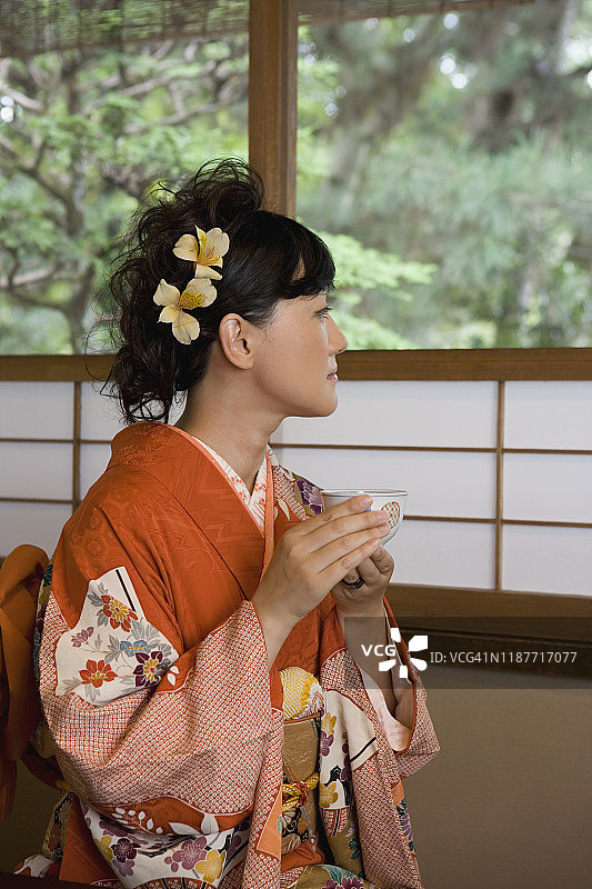 穿着和服喝茶的女人图片素材