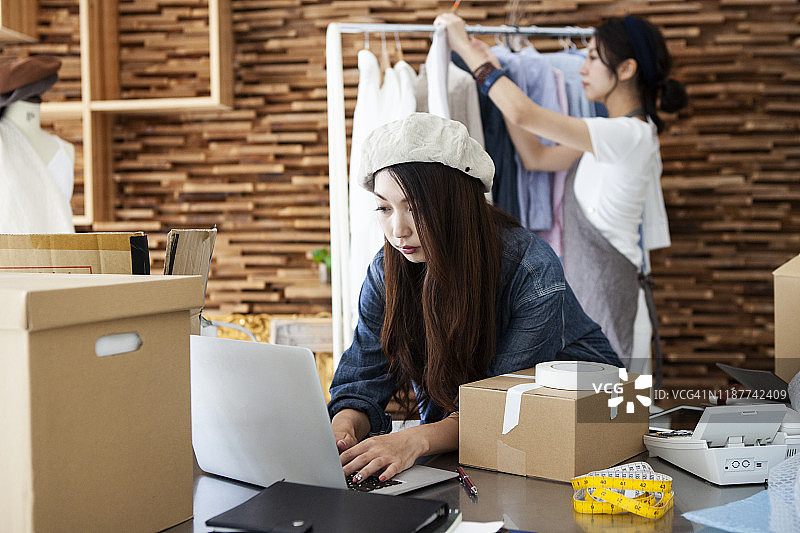 运送商品的服装店图片素材