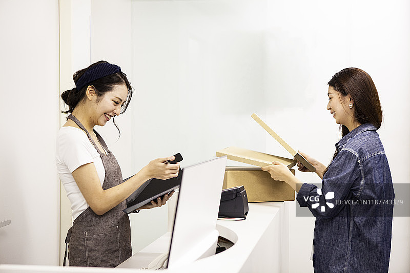 取快递的女人图片素材