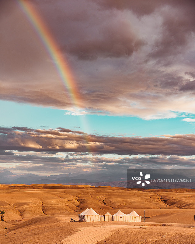 摩洛哥沙漠中的彩虹帐篷图片素材