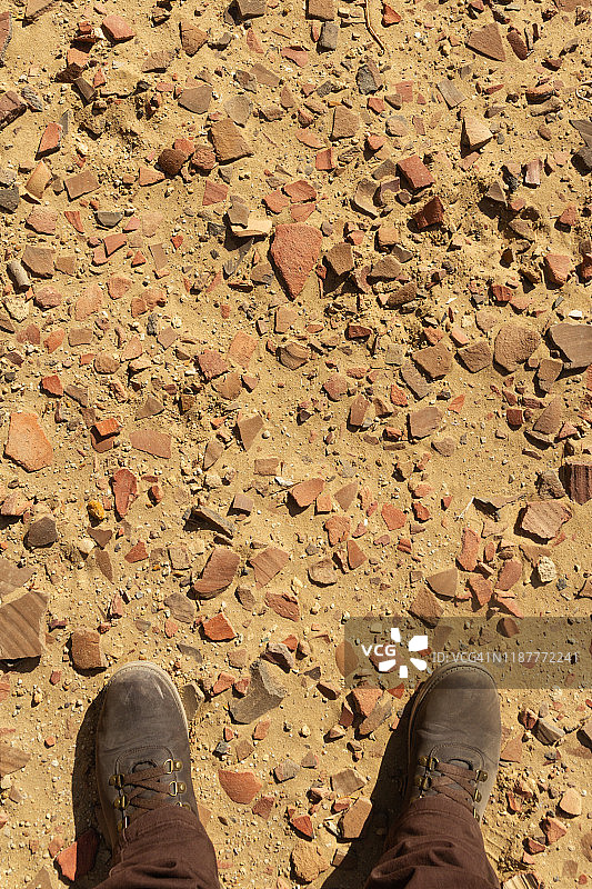 跨过古代破碎的陶瓷图片素材