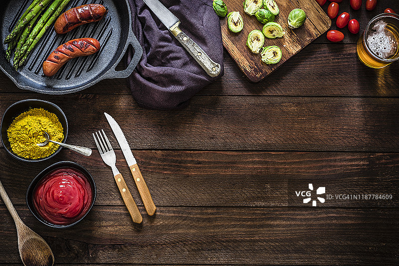 烤德国香肠配咖喱和番茄酱图片素材