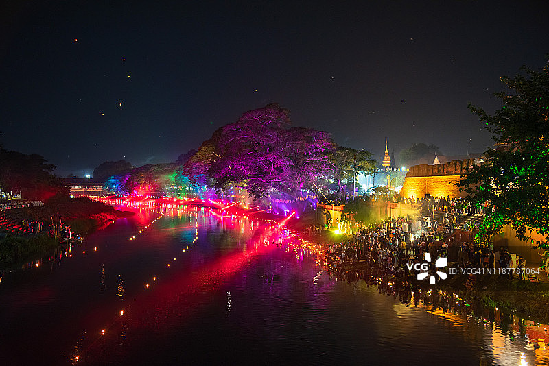 泰国南奔府塔南门水灯节灯光秀图片素材
