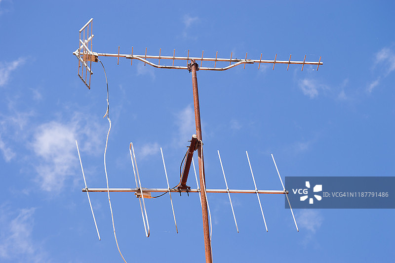 晴空下的电视天线图片素材