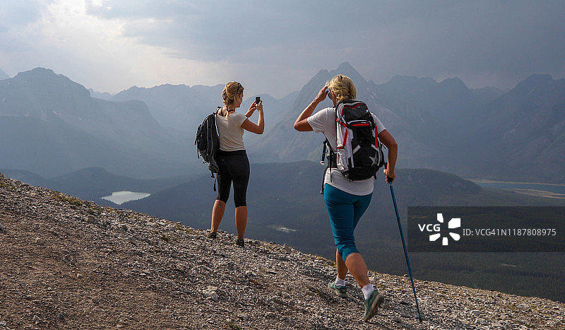 登上山顶的女性徒步者图片素材