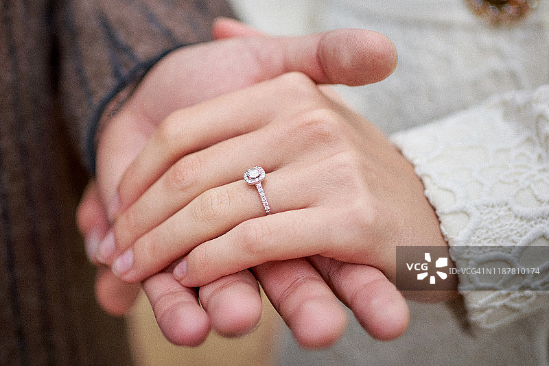 浪漫情侣手牵手特写图片素材