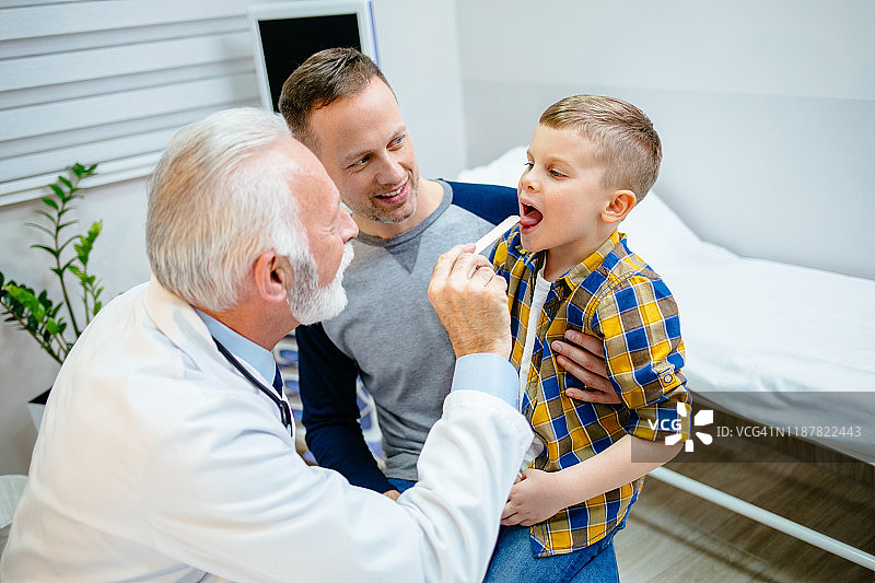 儿科医生检查小男孩的喉咙图片素材