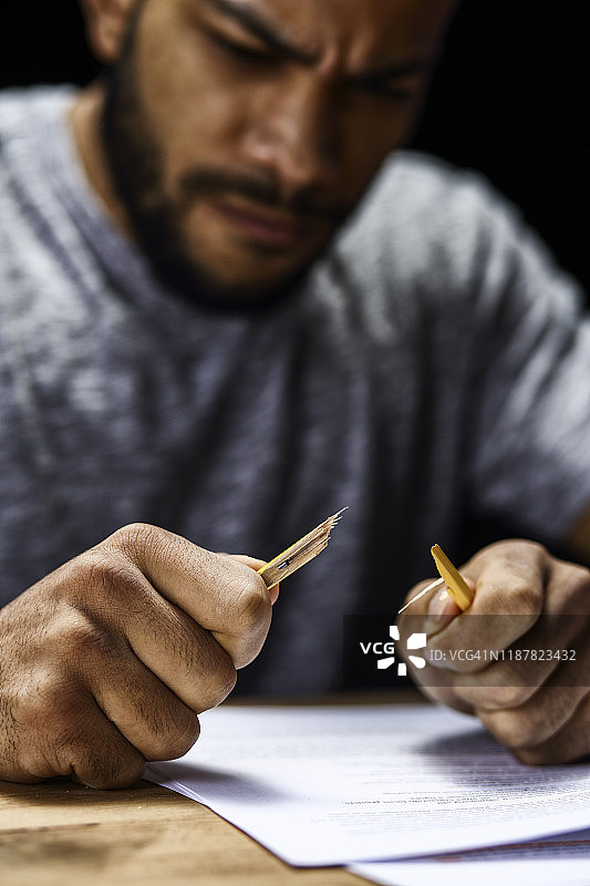 愤怒的断铅笔图片素材