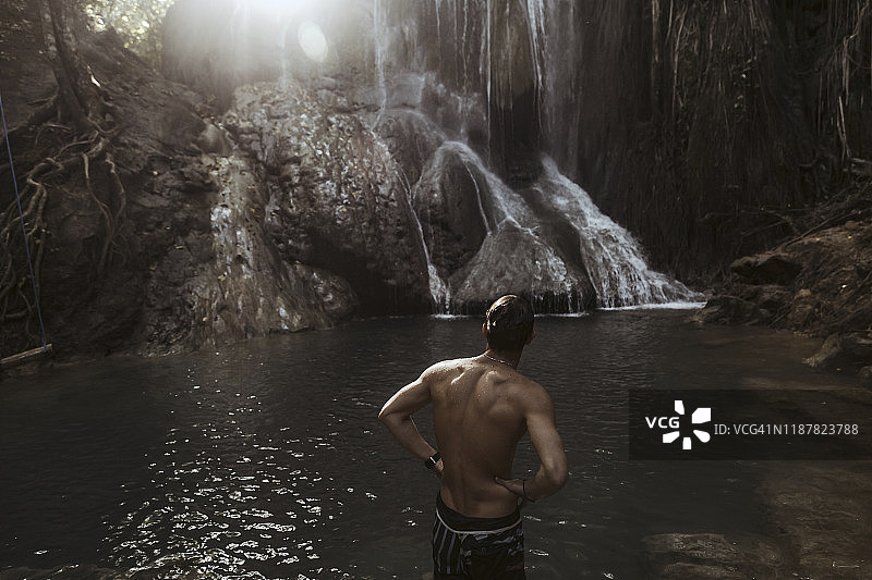 站在瀑布旁的男人图片素材