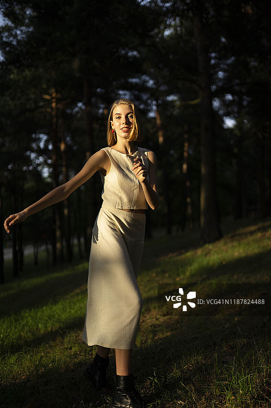 在森林中微笑的女人图片素材