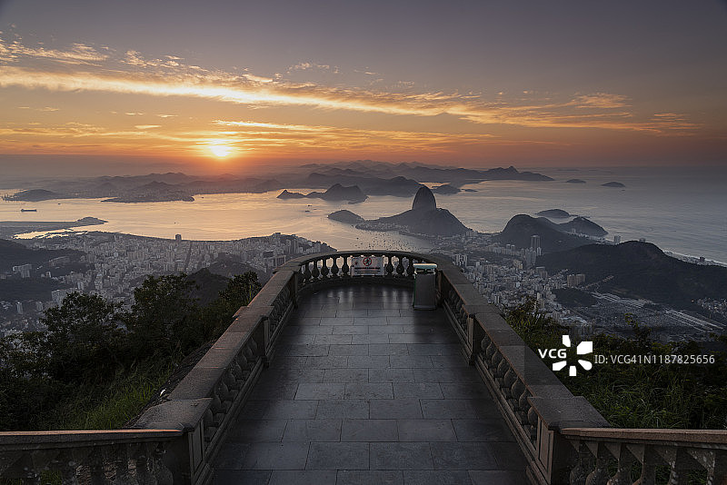 从空旷的救世主基督像处眺望面包山图片素材