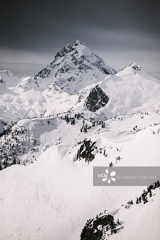 冬季风暴下的罗比里德山，加拿大不列颠哥伦比亚省图片素材