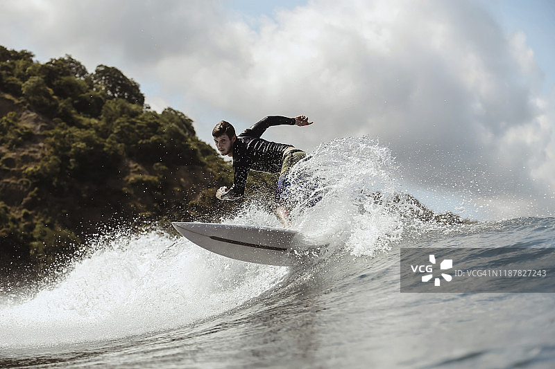 海浪上的冲浪者图片素材