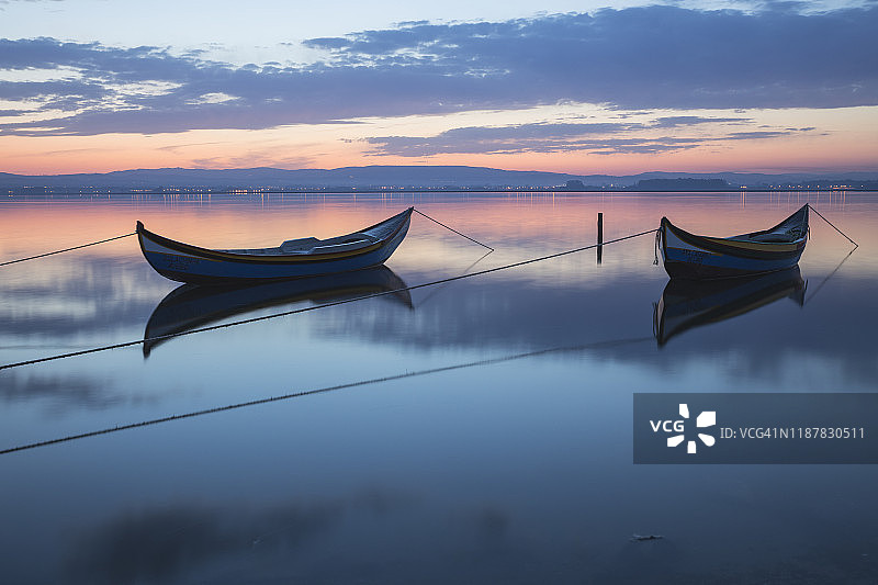 日出时分的两艘木船图片素材