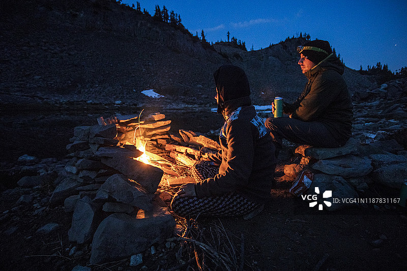 夏夜篝火烤棉花糖图片素材
