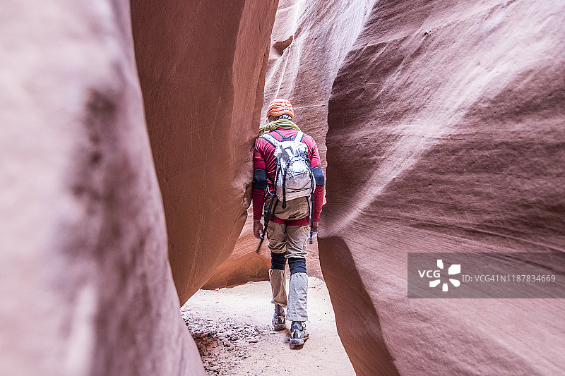 峡谷探险者穿行于狭窄的峡缝图片素材