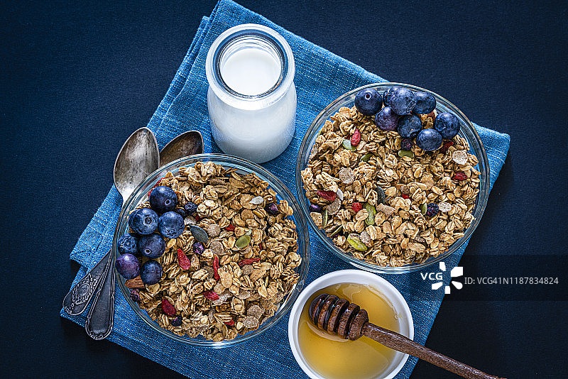 健康饮食：浆果燕麦早餐碗（俯视）图片素材