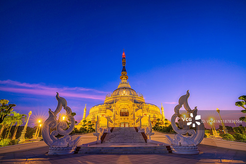 泰国巴真府Wat sangtham wangnamkeaw寺庙的佛塔建筑设计图片素材