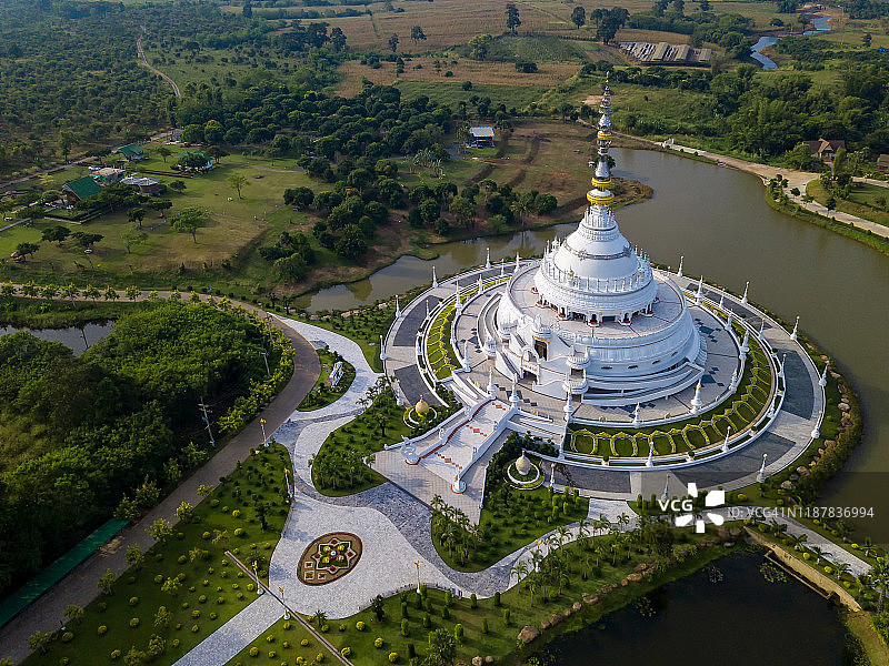 泰国巴真府桑潭寺宝塔建筑设计图片素材