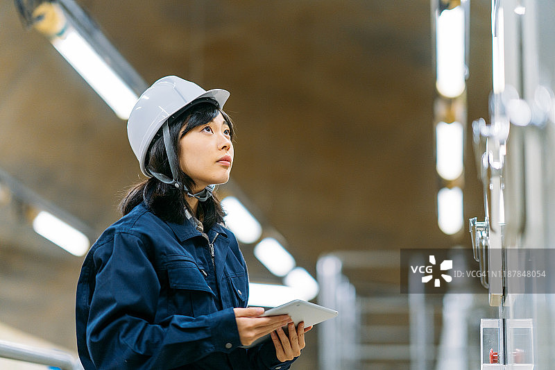 在工程设施工作的年轻女工程师图片素材