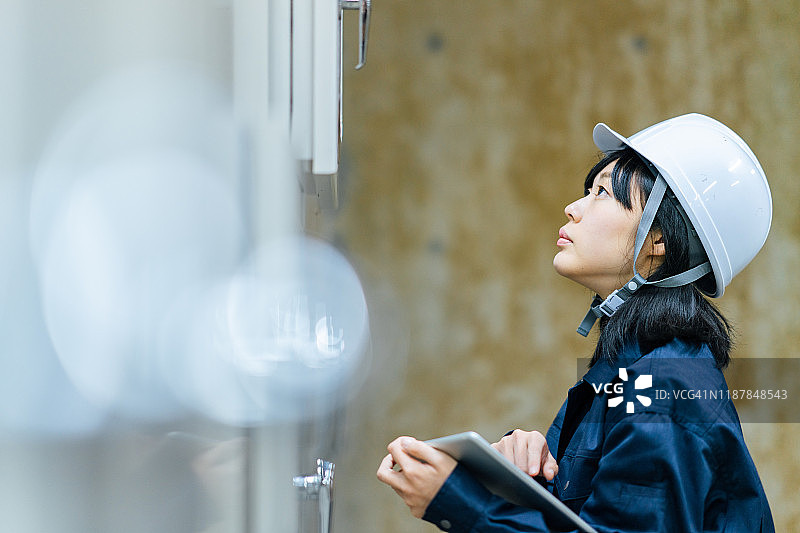 在工程设施工作的年轻女工程师图片素材