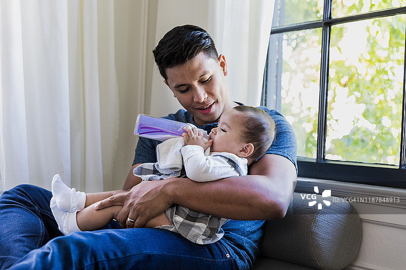 父亲给女儿喂奶图片素材