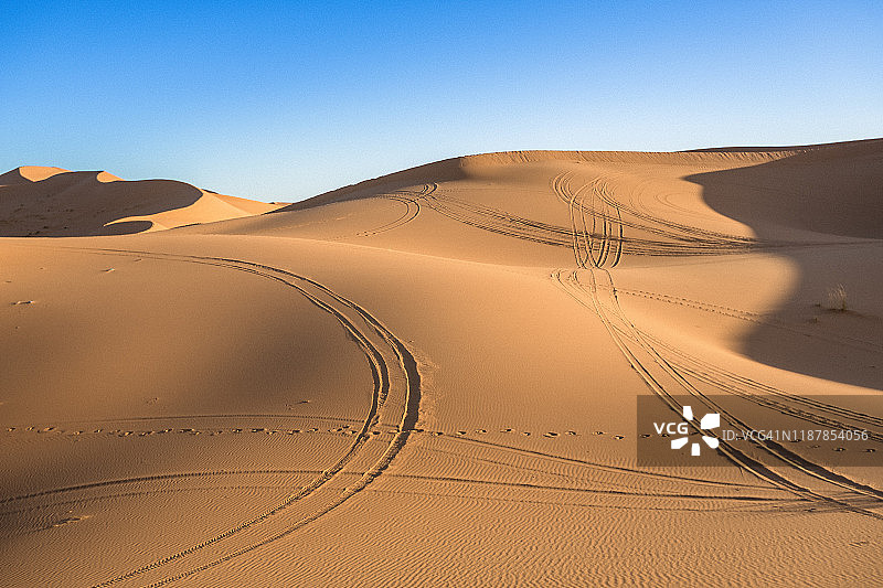 沙丘痕迹与晴朗天空的景色图片素材